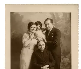 Numérisation du tirage original, restauration de l’image et préparation du fichier haute définition pour une impression grand format